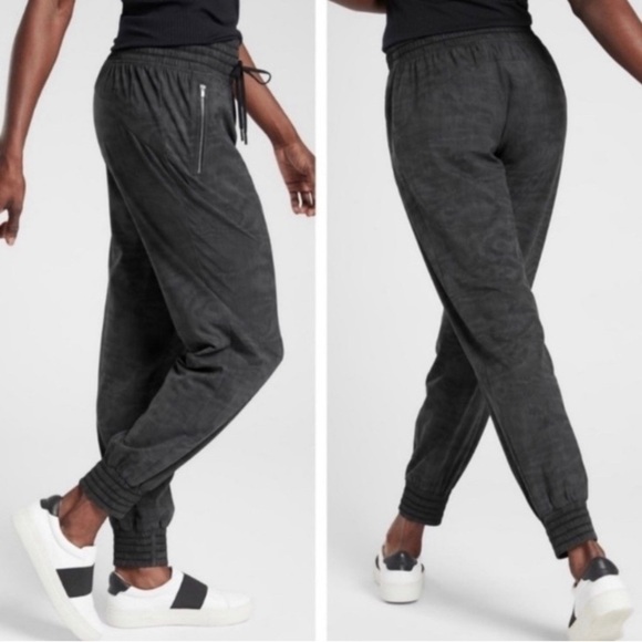 Athleta Camden Printed Athletic Jogger Pant in Black Moire - Picture 2 of 12
